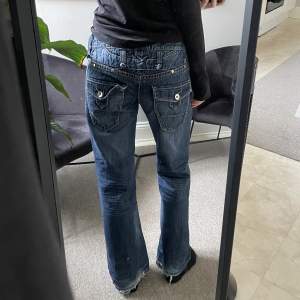 Lågmidjade raka jeans med jättesnygga fickor bak och snygga detaljer! Säljer då de är lite för stora i midjan🤍 köpare står för frakt
