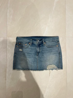 Levis jeanskjol - Jeanskjol från Levis. Storlek 27. (Brukar ha S).
