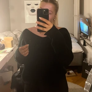 Svart stickad med öppen rygg - Svart stickad tröja med öggen rygg, storlek M men lite liten i storleken