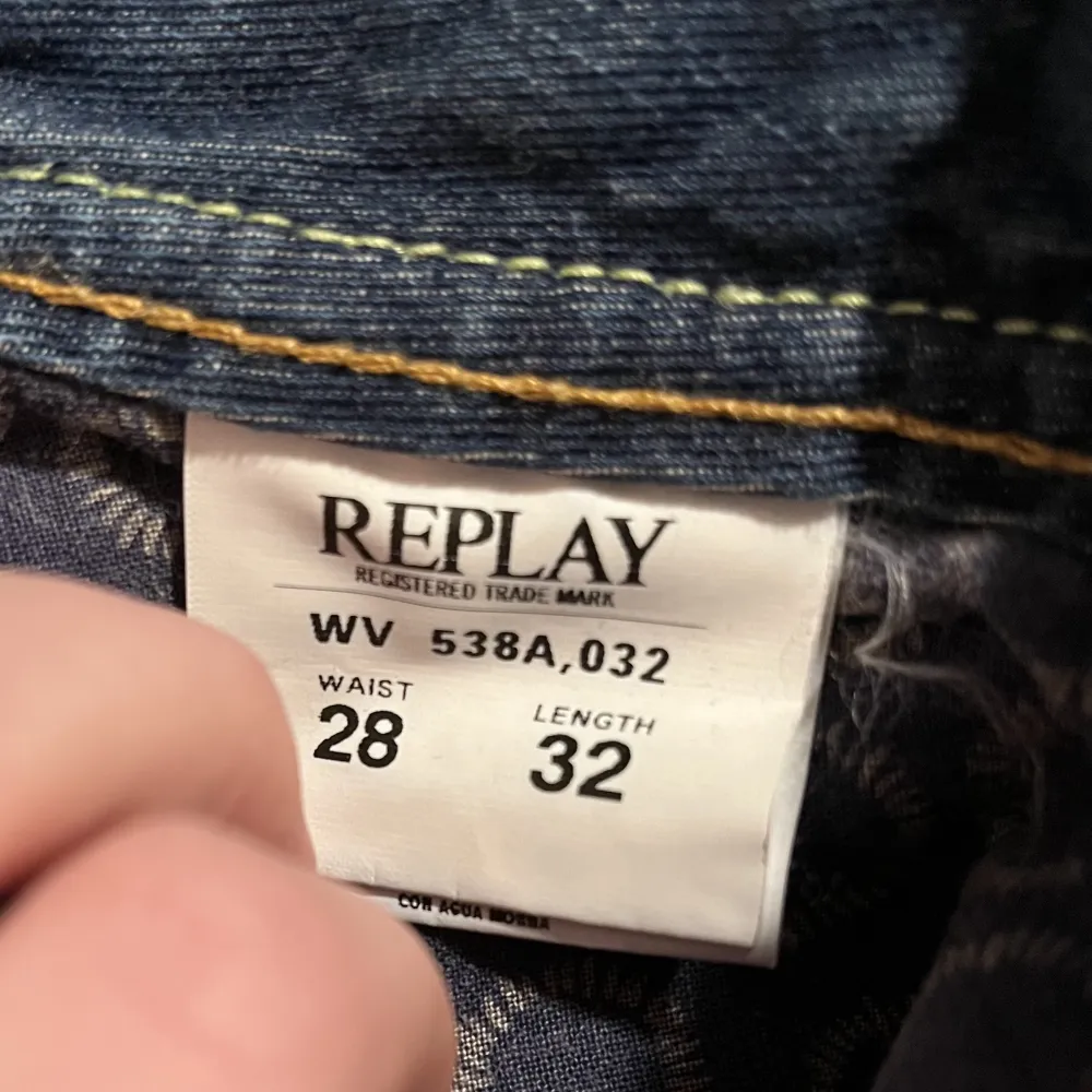 Säljer dessa fina jeansen i bra skick då de är helt oanvända. Måtten i både längd och midja står på lappen i bild 3. ✨✨Frakt tillkommer på 49 kr. :). Jeans & Byxor.