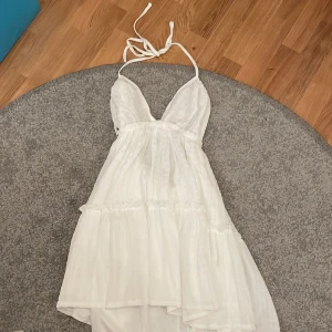 vit sommarklänning - köptes i Grekland för 250kr 💞💞använts fåtal ggr men är som ny, strl S 🙏