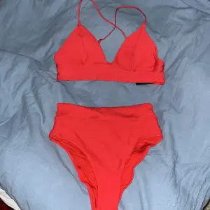 Röd bikini med högmidjad underdel,som inte passar länge. Den är bra Sick men använder under en sommar 