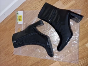 Svarta boots klackskor - Super fina svarta lackade ankel boots med klackar som passar till det mesta.  Bara testade!  Ungefär 7.4cm lång klack och ca 5.5cm bred.