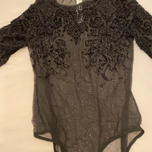 Body  - Transparant body med motiv i sammet. Storlek M endast använd 2 gånger. 