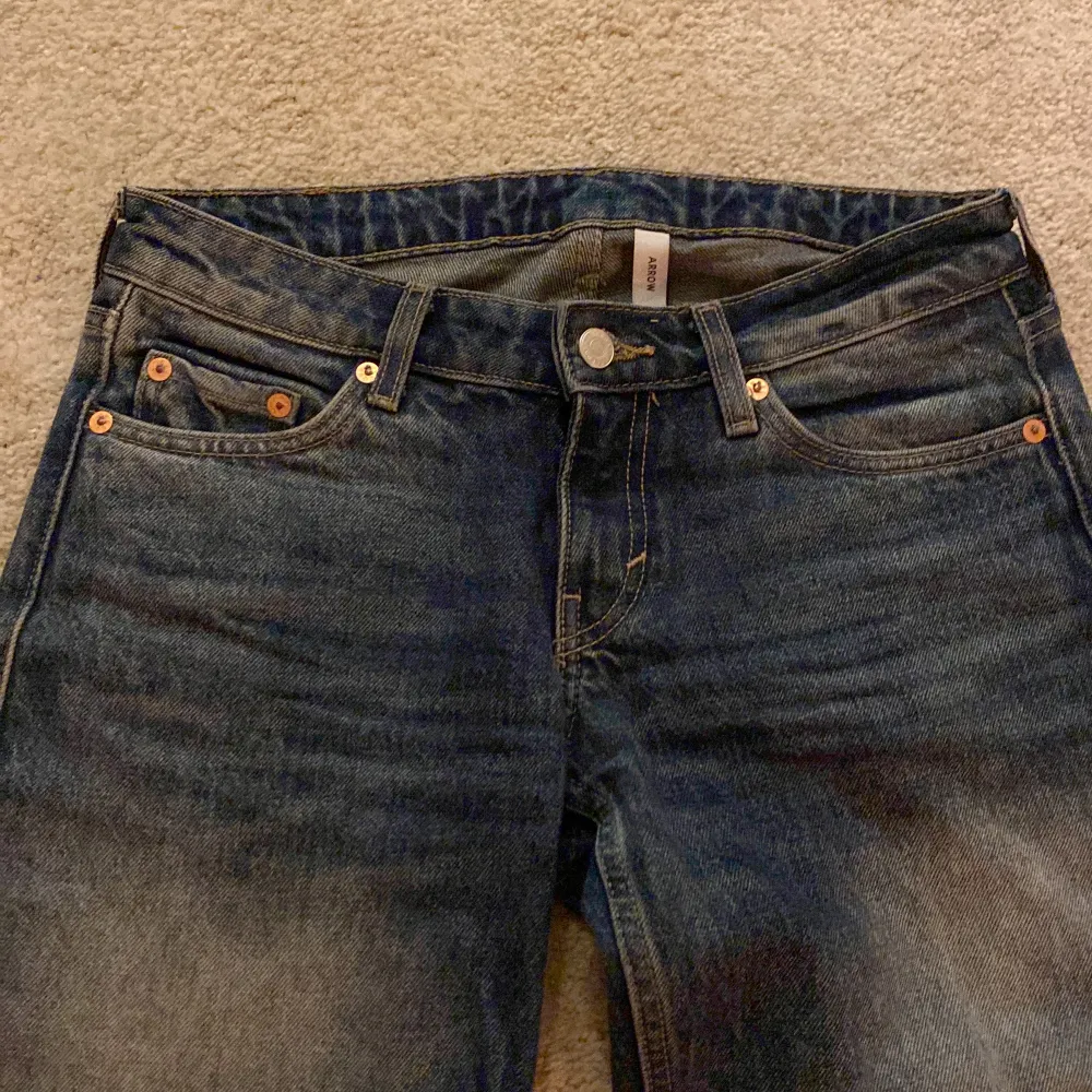 Säljer dessa populära lågmidjade jeans från Weekday, i modellen Low arrow och färgen vintage blue. Dom är i väldigt bra skick, förutom en liten fläck vid knäet ☺️ Storlek 25/34 och passar mig bra i längd som är cirka 174. 💗 (första bilden är inte min). Jeans & Byxor.