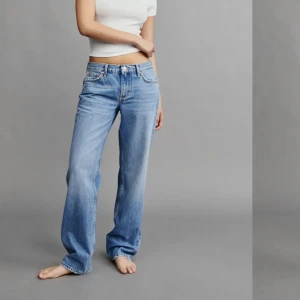 Jeans - Säljer mina low waist i petite modellen då de inte kommer till användning. Är 160 lång för referens. Nyskick
