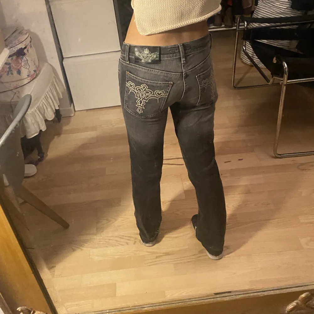 Lågmidjade utsvängda jeans från Gina tricot, bra skick. Passar mig som är 165. Jeans & Byxor.