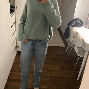 Levis jeans  - Mid rise, straight Levi’s jeans. Supersnygga jeans som är i superbra skick. Dom ör väldigt sparsamt använda och har använd dom ungefär 3 gånger. Dom är ljusblå