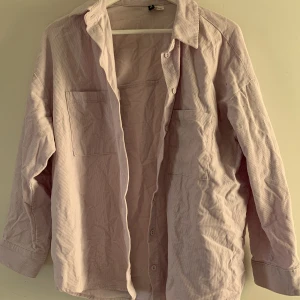 Ljuslila jacka  - Ljuslila jacka som är perfekt nu till våren, den är använd fåtal gånger men så gott som ny 