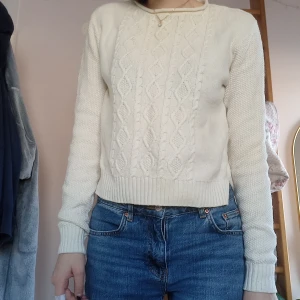 Stickad tröja - Supersöt stickad tröja ifrån hm. Passar mig som är S/M hyfsat men är lite liten. Använd men inga tydliga defekter. Pris går att diskutera💗💗
