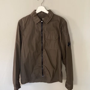 C.P Company Overshirt - Overshirt från C.P Company. Knappt använd passar dig som är mellan 170-180 och väger runt 75