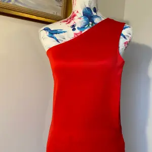 Röd klänning hel ny utan prislapp 