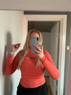 Orange topp - Snygg orange topp från Gina Tricot. Skönt ribbat material. Storlek S. Något använd men i bra skick. 
