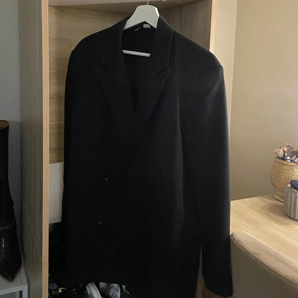 Säljer en helt vanlig svart blazer, använd men fortfarande i bra skick🫶🏼. Kostymer.