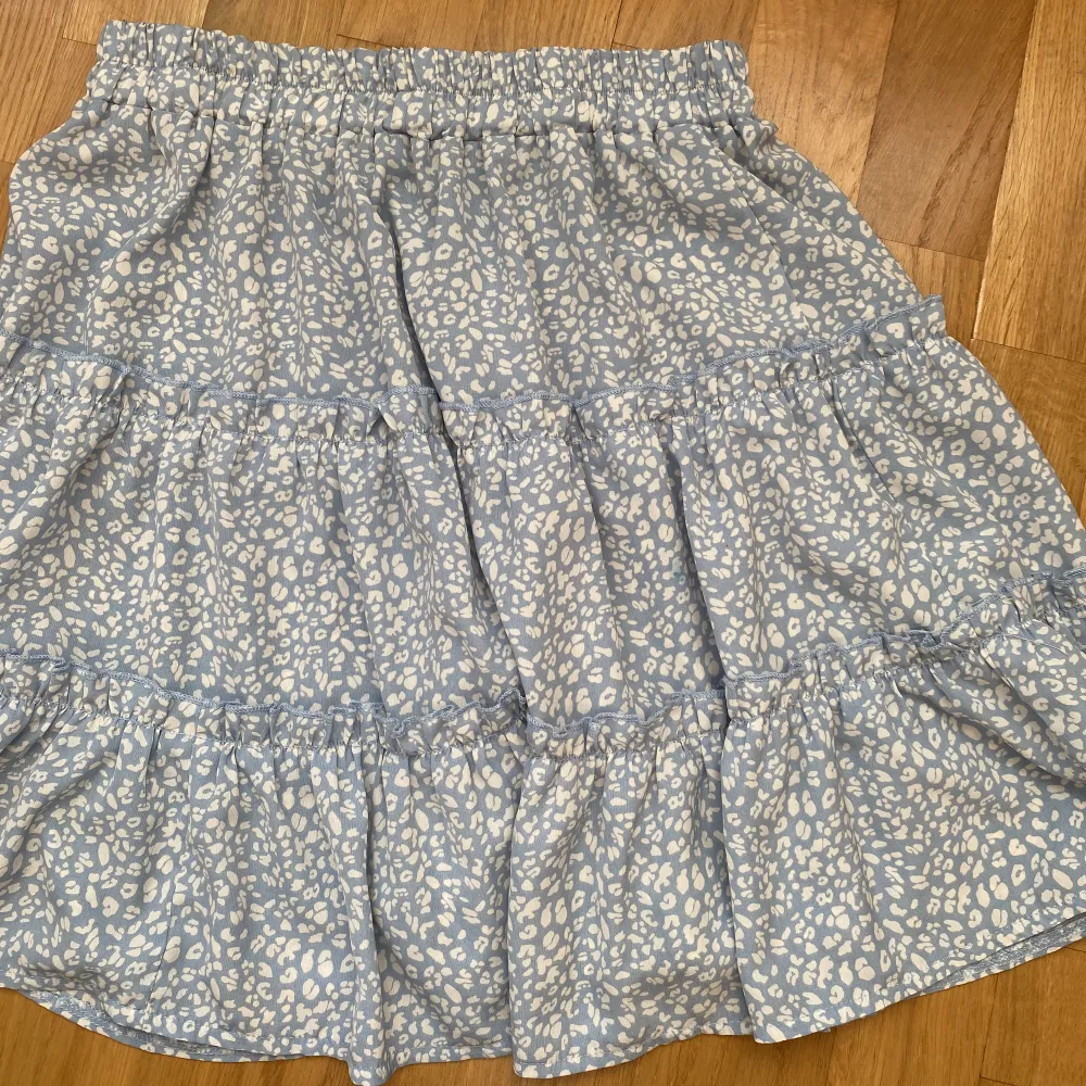 Super fin somrig kjol i färgen blå, köpt secondhand🦋 Säljer eftersom den inte kommer till användning.. Kjolar.