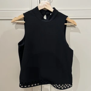 Topp - Säljer denna snygga och unika topp man både kan klä upp och ner!💕 skriv privat för eventuella frågor. Köparen står för frakten💕