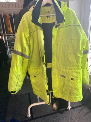 Flouriserande ridjacka - Floriserande ridjacka storlek L dam, medium herr. En riktig trotjänare och perfekt om man rider ut. Lite solblekt på vissa ställen