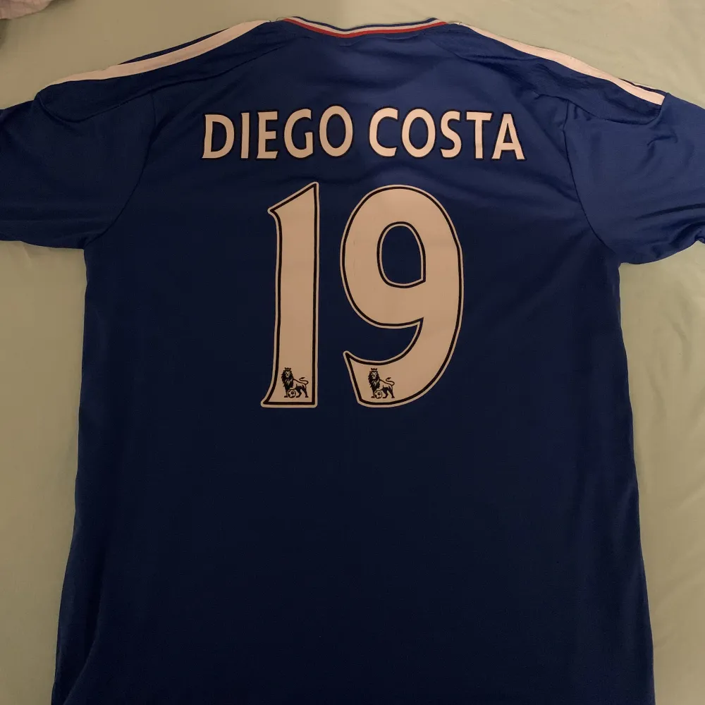 Fotbollströja med Diego costa på ryggen, 10/10 skick bara provat en gång. T-shirts.
