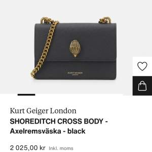 Kurt Geiger London väska som är använd fåtal gånger och ser ut som ny. Den är svart med guldiga detaljer och det kända märket där fram. Nypris 2025💓💓kan skicka fler bilder privat👌🏻