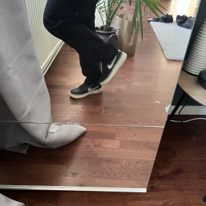 Nike Air Force - Säljer dessa sjukt snygga Air forces i storlek 38. De är använda men ändå i fint skick!