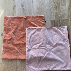 Kuddfodral  - Två Kuddfodral från Lagerhaus i storlek 50x50. Aldrig använda.