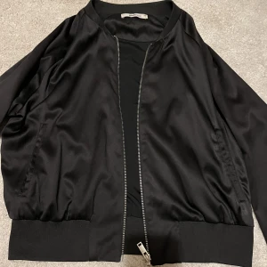 Svart bomberjacka  - En så fin svart bomberjacka/tygjacka i ett slags glatt siden material som gör sig så fint på 😍 köpt från Gina Tricot i strl XS och lite ”kortare” i modellen. 