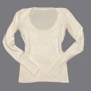 Långärmad tröja  - Så snygg långärmad tröja. Fin urringning och lång i ärmarna. Lapparna är bortklippta så vet inte storlek eller märke men skulle säga XS/S. Köps via Swish (frakt 54 kr) eller köp nu 💋