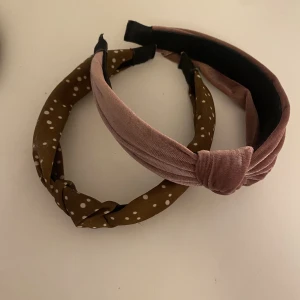 Diadem - Säljer dessa två diademen som knappt är använda därav ser de ut att vara i nyskick. Nypris är 250kr stk, jag säljer för 130kr stk💕