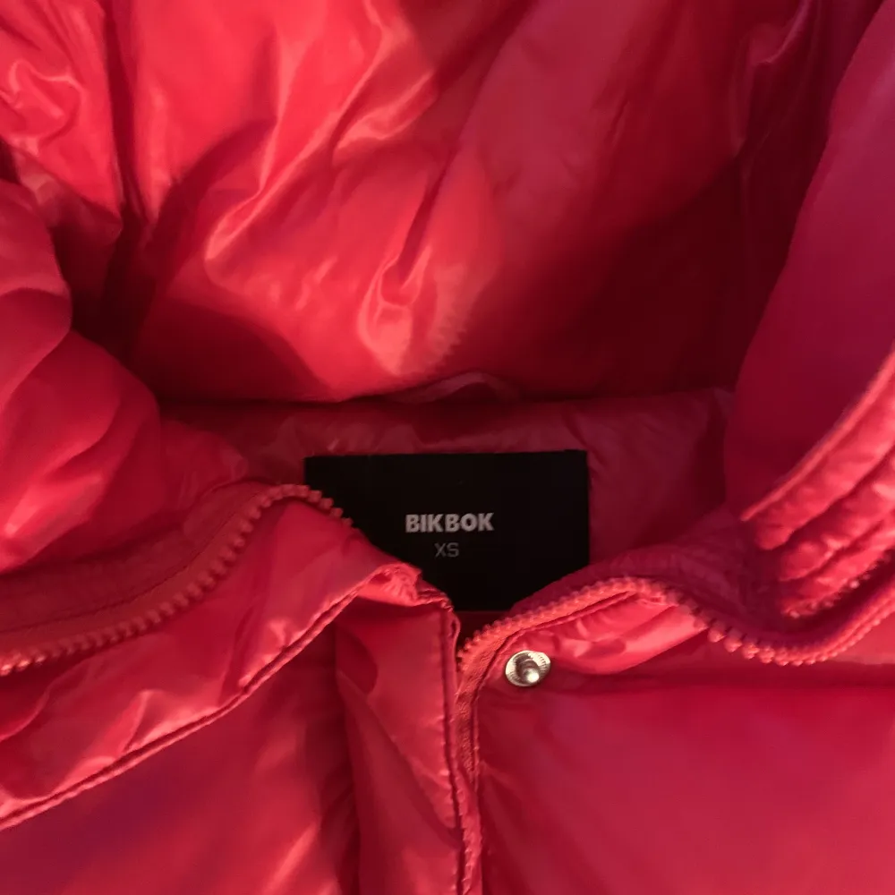 Röd jacka från bikbok storlek xs amen passar xs-m. Jackor.