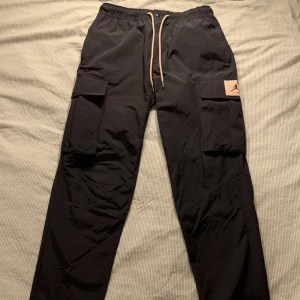 Cargobyxor, Jordan flight - Har haft dem i typ ett år, men har knappt använt dem så de är i bra skick. Passar bra på mig, som är 185cm lång. Nypris 1250kr