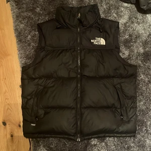 Nort face väst - Köpte den för runt ett år sen Nypris runt 2000kr. Har andvänt en del men inga märkbara andvändnings problem. Förutom att loggan på fram och bak sida är lite smutsig.