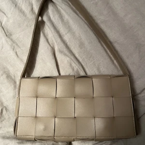 Liknande bottega väska!  - Super fin beige väska från NAKD!  Använd fåtal gånger. Nypris runt 400kr