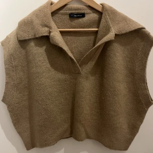 Stickad tröja från Chiquelle  - Super fin och skön stickad tröja!  Använd fåtal gånger. Nypris runt 500kr 