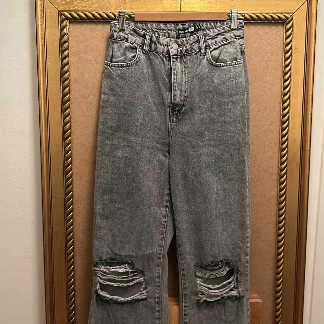 Grå ripped knee jeans