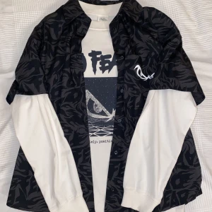 “no fear” oversized skjorta och tröja kollektion - Kontakta mig innan köp!! Nästan helt oanvända! 120kr + frakt. Skjorta i storlek XS & långärmad tröja i S. Plaggen är båda som storlek M på mig som är S :) Annars kan plaggen även köpas separat (60kr/st + frakt).