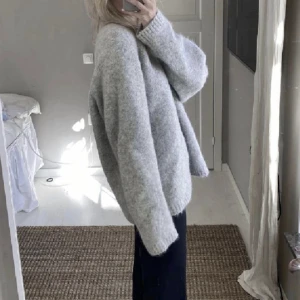 leger stickad tröja - världens snyggaste oversized stickade tröja!! använda två gånger så i nyskick!! nypris 900 kr💕❤️