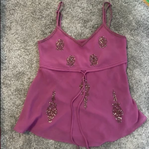 Topp - Sååå fin och unik topp köpt secondhand💕 skriv vid frågor eller funderingar🫶