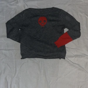 Emo tröja typ - För liten för mig, frakten i annonsen stämmer ej 