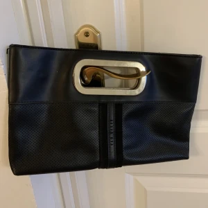 Ted Baker väska - Ted Baker väska vintage  Svart med silver detaljer  Mått 19x30