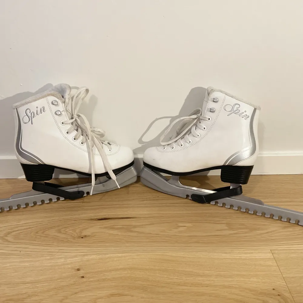 Ett par gamla skridskor som ej passar längre. Skorna är i bra skick men kan behövas tvättas av lite, annars inget fel☺️. Skor.