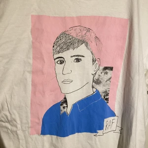 DEERDANA RAF SIMONS TEE - Hej, säljer en T-shirt från DEERDANA X Raf Simons. Den är i utmärkt skick och storlek Large. Priset är inte hugget i sten. Hör av dig vid frågor.