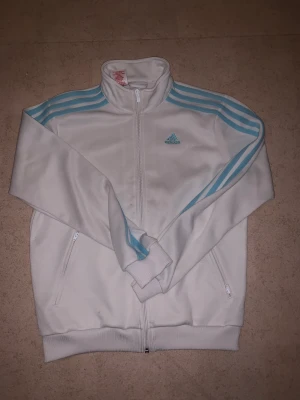 Adidas tröja!🫶🏼💗 - En adidas tröja i storlek xs💞