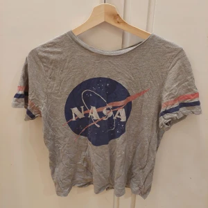 Nasa tshirt - Grå t-shirt med nass tryck. Säljer för den inte kommer till användning.  25kr+frakt