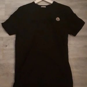 Moncler - Moncler tshirt aldrig använd Kvitto finns