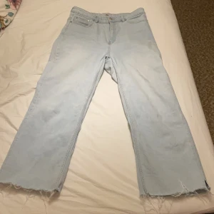 Jeans Lane - Fina ljusblåa jeans i modellen Lane ifrån Lager 157. Mycket fint skick och inga skråmor. Fransiga nere vid benen och vida i modellen. Säljer pga att dom är för korta och inte passar🥰