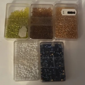 Små pärlor  - Säljer 7 askar med små pärlor. Paket pris är 100 kr, annars 10kr st. Rekommenderar paket.