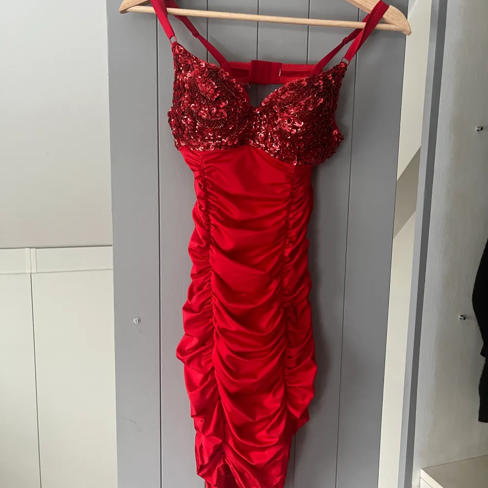 Säljer min assnygga röda klänning med paljetter! Den är jättecool och passar super på fest! skulle uppskatta BH-storlek A/B! och eftersom det är ganska stretchigt material passar den XS-M! säljer den för 170kr + frakt (66kr)❤️❤️. Klänningar.