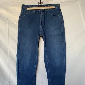 mörkblå jeans från uniqlo, köpta för ett par år sedan och endast använda ett fåtal gånger, så toppen skick!