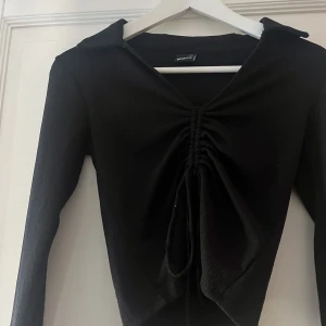 Tröja  - Jätte fin fest topp med snörning , går o dra ihop snörningen, fint skick använd få gånger ❤️storlek xxs men kan användas som s och xs