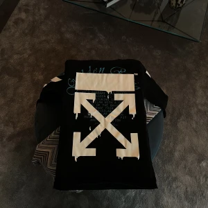 OFF WHITE T-shirt  - Storlek: Medium Skick: 8/10 Retail: 2700kr Mitt pris: 500kr